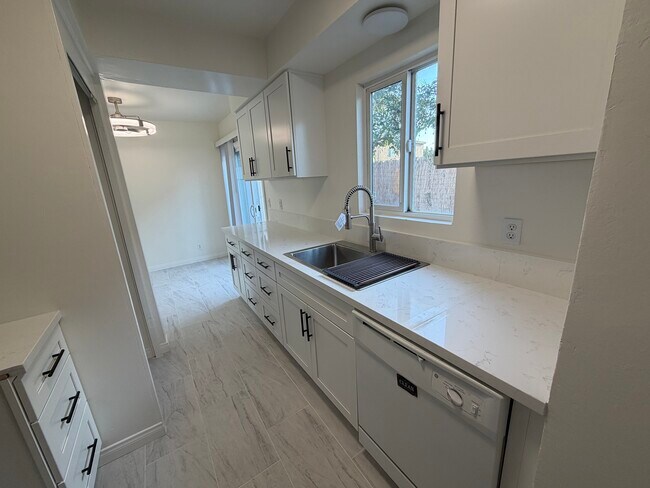 Building Photo - 728 Clay Ave