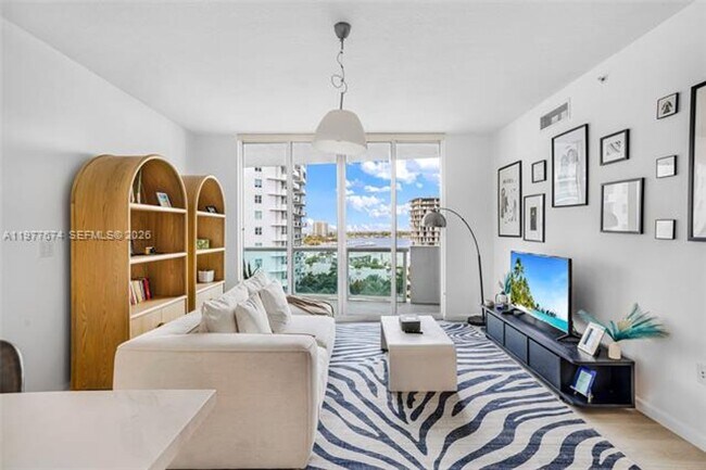 Foto del edificio - 7910 Harbor Island Dr