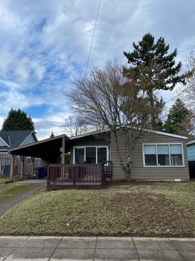 Primary Photo - BIG OPEN Single-Level 2 Bedroom Home in th...