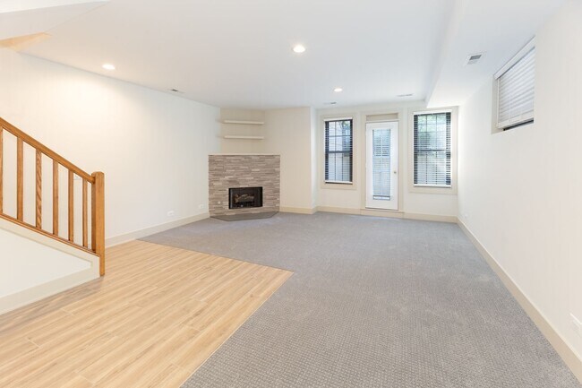 Building Photo - 1324 W Diversey Pky