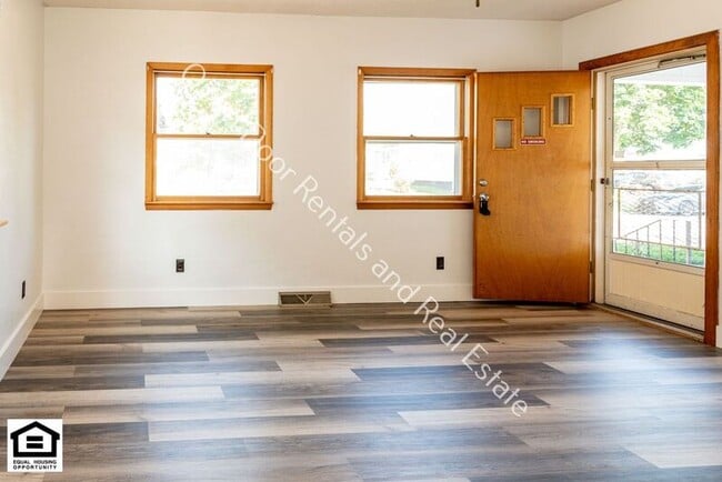Building Photo - 1320 1/2 S Van Buren