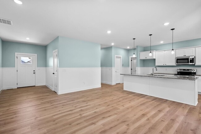 Building Photo - Luxury Rental!
