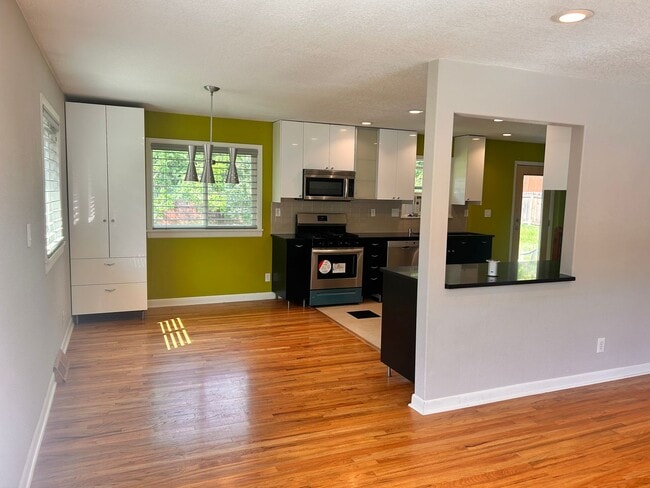 Building Photo - 4 Bedroom, 2 Bathroom in the Lower Rattles...