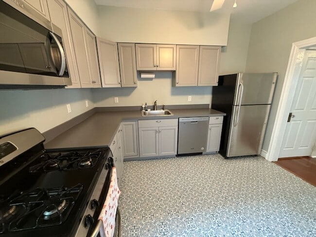 Building Photo - Charming 2 Bed, 2.5 Bath Home with Den & B...