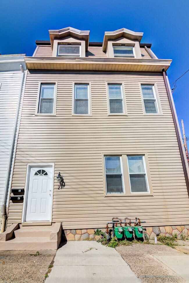 Foto del edificio - Awesome building with 2 great apartments in the South Side Slopes/Allentown