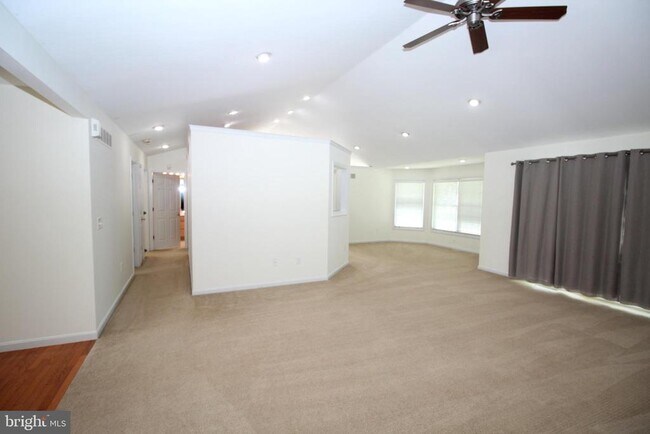 Building Photo - 620 Quaker Hill Rd