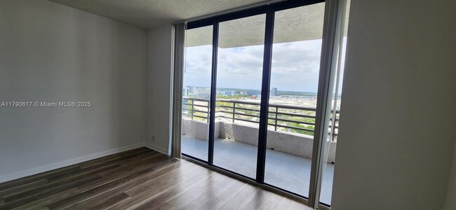Foto del edificio - 3300 NE 191st St
