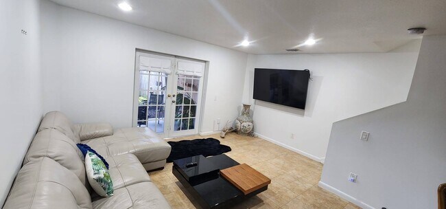 Building Photo - 2338 Sunset Dr