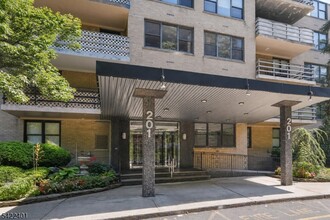 Building Photo - 201 St Pauls Ave