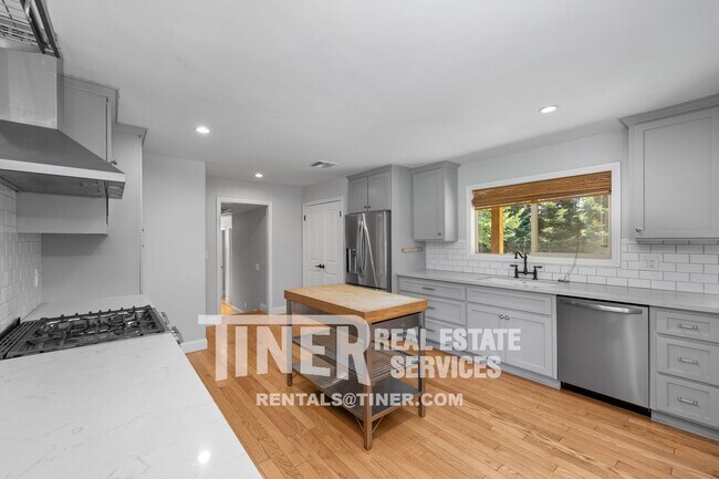 Building Photo - Great Three Bedroom Home in Carmichael