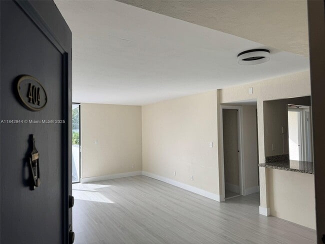 Building Photo - 2715 Tigertail Ave