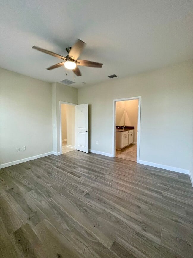 Building Photo - Highly sought out Tuscawilla community ren...