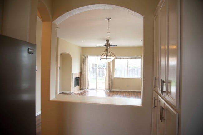 Foto del edificio - Single Story on corner lot in Brentwood-$2,950 for 6 months!