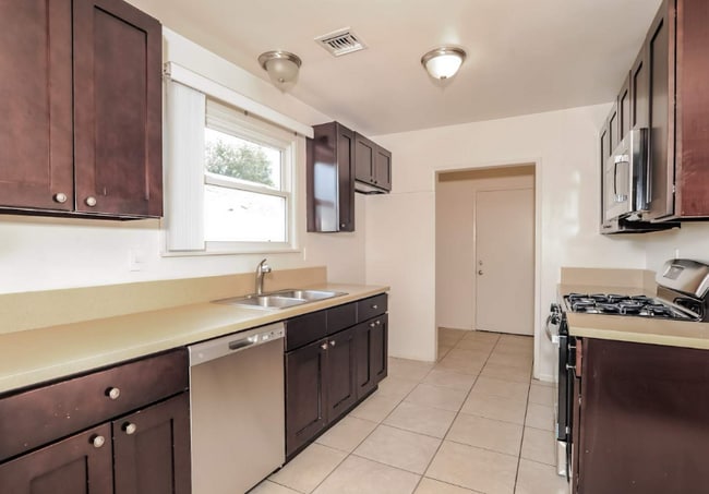 Foto del edificio - 10544 Densmore Ave