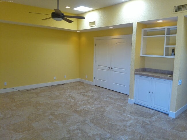 Building Photo - Charming Golf Course Condo for Rent – Residential Estates
