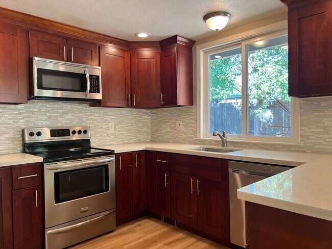 Foto del edificio - 3 Bedroom 2 Bathroom 2 Car Garage Home in Loomis