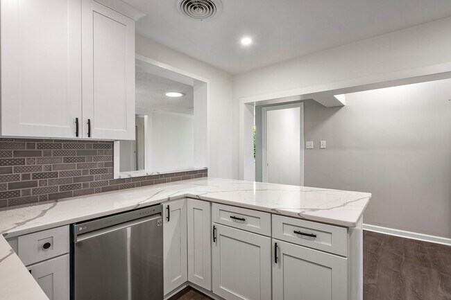 Building Photo - 6605 Fitzhugh Ave