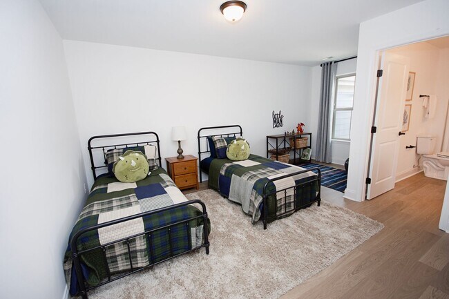 Building Photo - NEWLY RENOVATED with Washer and Dryer Incl...