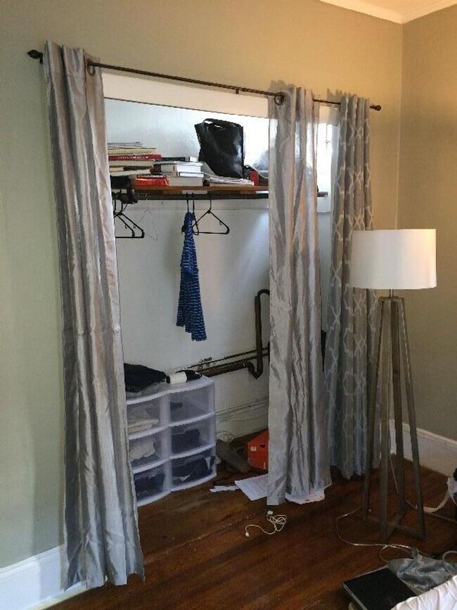Foto del edificio - No Brokers Fee., Parking Included, Pets Friendly, Private Porch, Outdood Space
