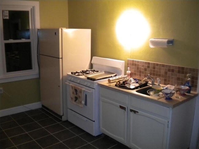Building Photo - 2 Bed/1 Bath Upper