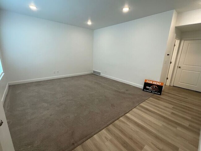 Foto del edificio - 4 Bedroom 3 Bath 2200 Sq ft Home 2 Car Garage.