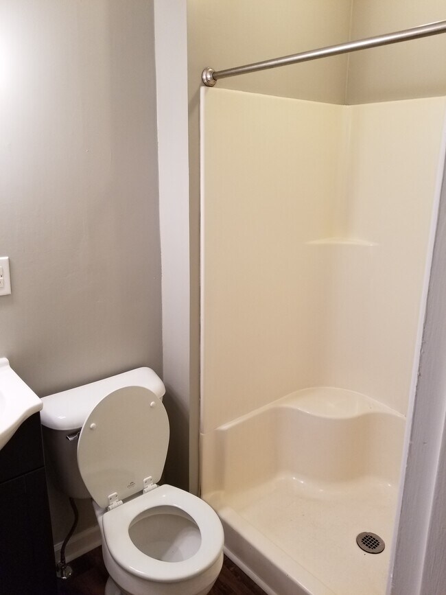 Master bath - 107 Steve Dr
