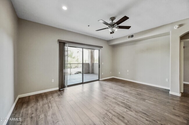 Foto del edificio - 920 E Devonshire Ave