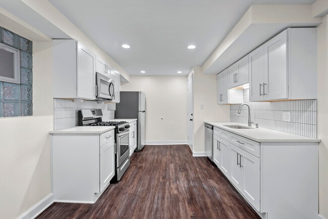 Kitchen - 2647 W Evergreen Ave