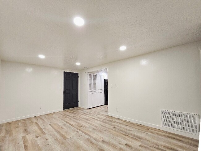 Building Photo - 610 W 5735 S