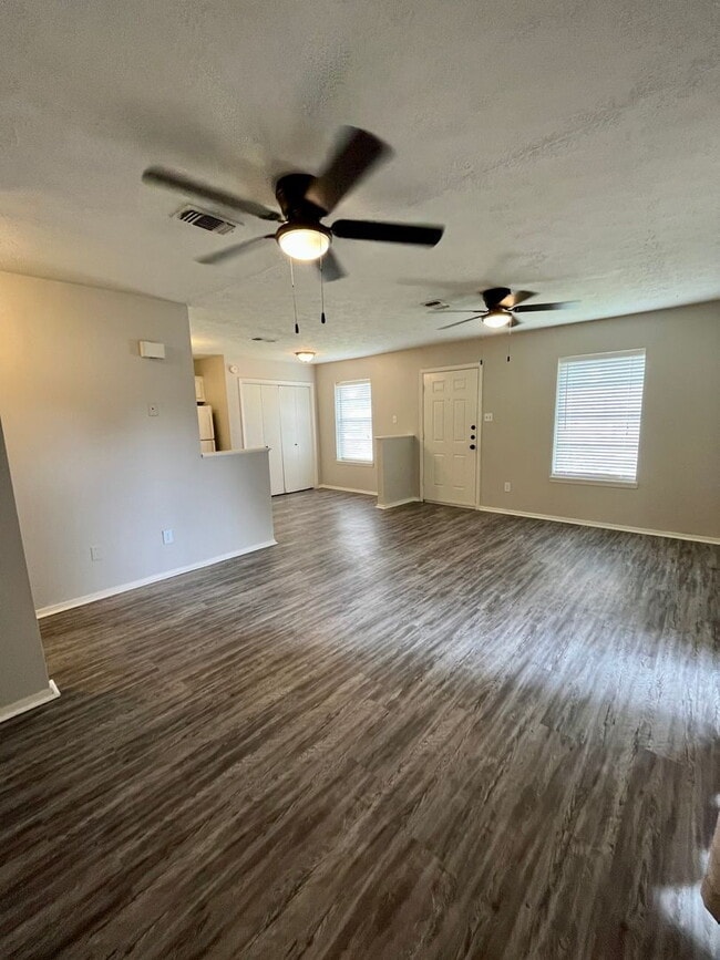 Building Photo - Cozy 2 bedroom 1 bath duplex with Large fenced yard