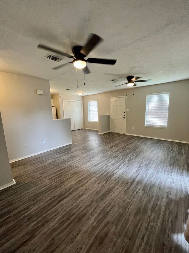 Foto del edificio - Cozy 2 bedroom 1 bath duplex with Large fenced yard