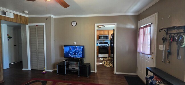 Foto del edificio - 906 E 5th St