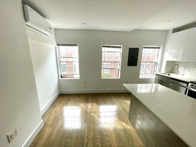 Building Photo - Bright & Spacious Studio – Beacon Hill -$3...