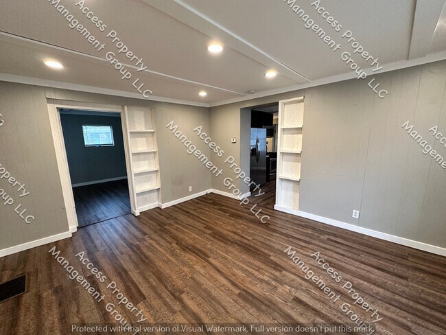 Foto del edificio - NW SIde Main Floor 2 Bedroom Free Laundry