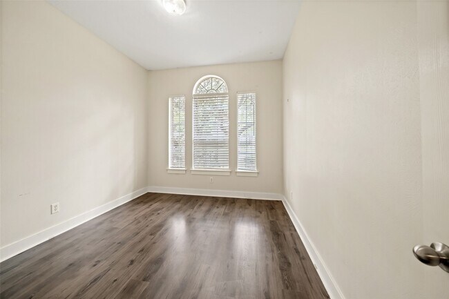 Foto del edificio - 1318 Ragsdale Ln