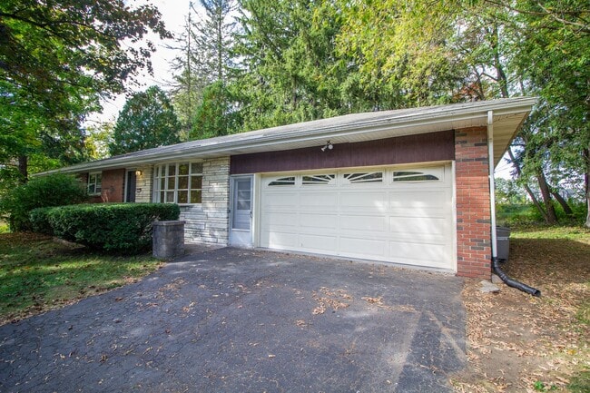Building Photo - 2 Danielwood Dr