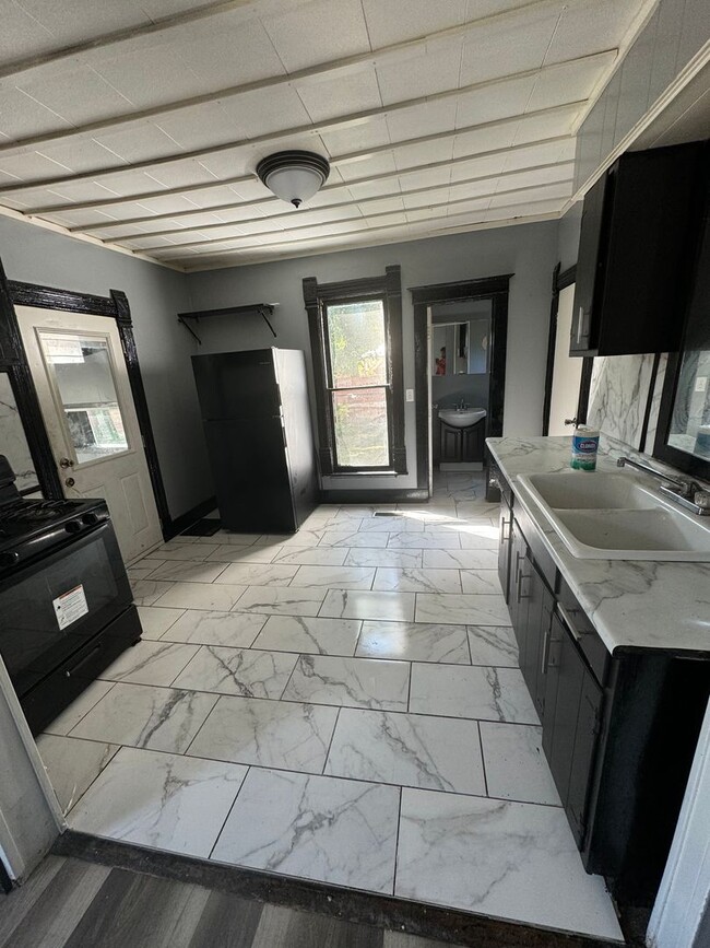 Building Photo - 4 Bedroom 1 Bathroom Just FULLY remodeled