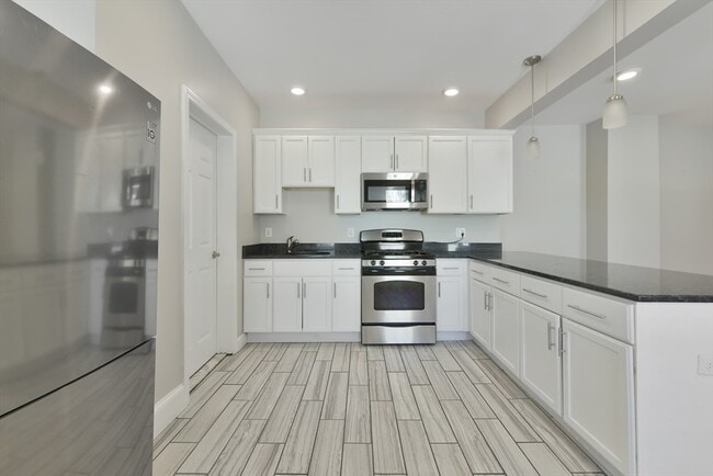 Building Photo - 10 Howell Ct