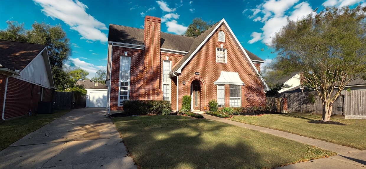 Foto principal - 14810 Charlmont Dr