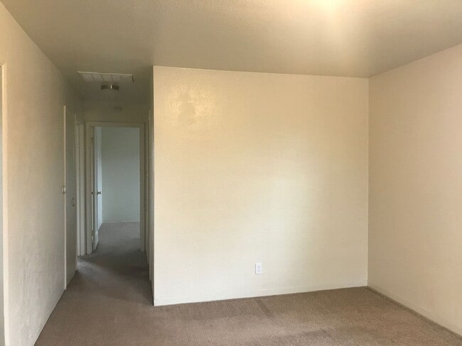 Building Photo - Duplex ~ Albany ~ Pet Friendly