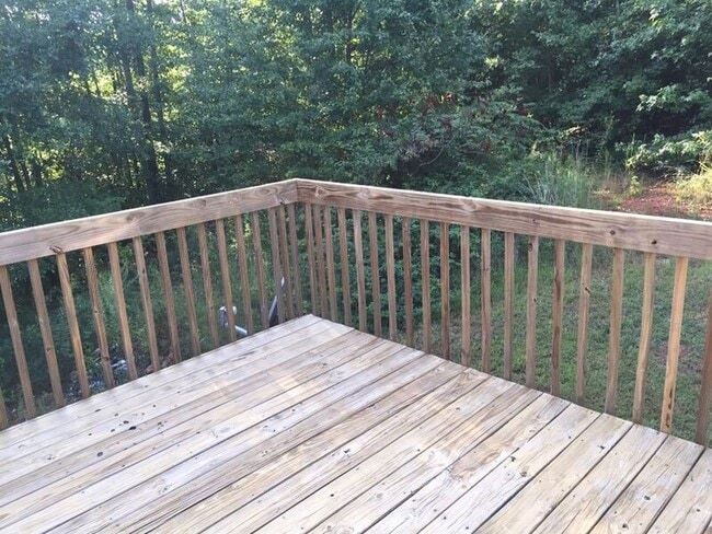 Building Photo - Move In Ready Spacious 3 Bed/3 Bath Home I...