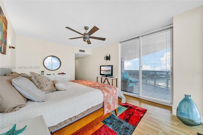 Foto del edificio - 6301 Collins Ave