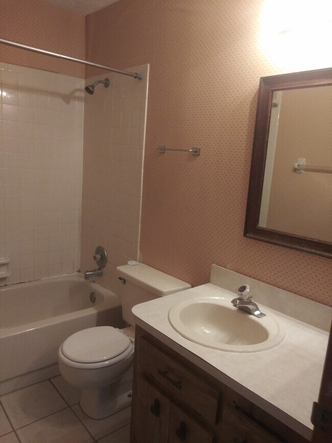 Building Photo - 822 Village Dr