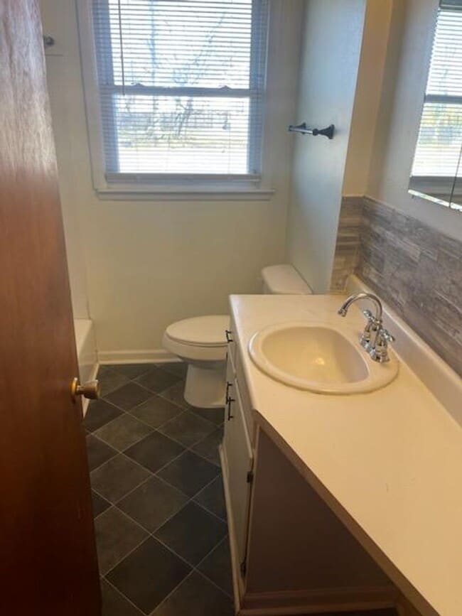 Building Photo - All brick cottage in East Nashville