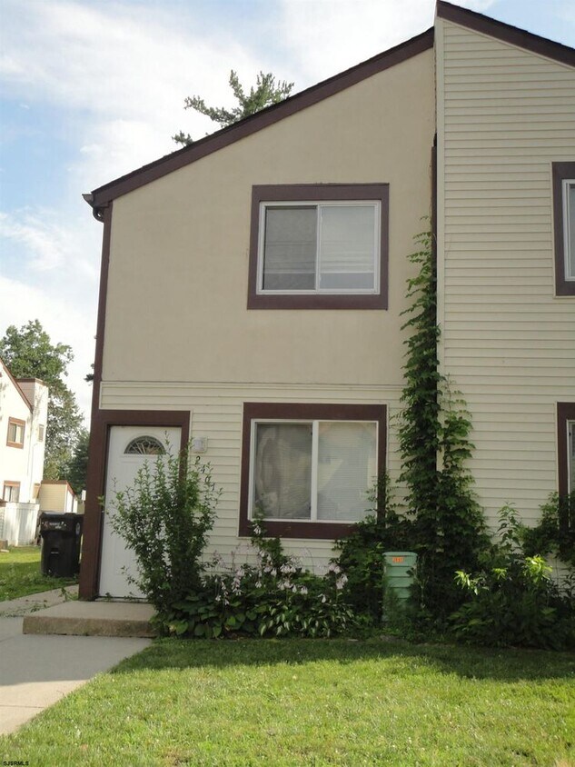 Primary Photo - 2461 Arbor Ct