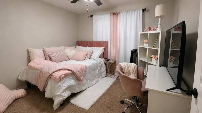 Foto del edificio - 915 Sandy Mountain Dr