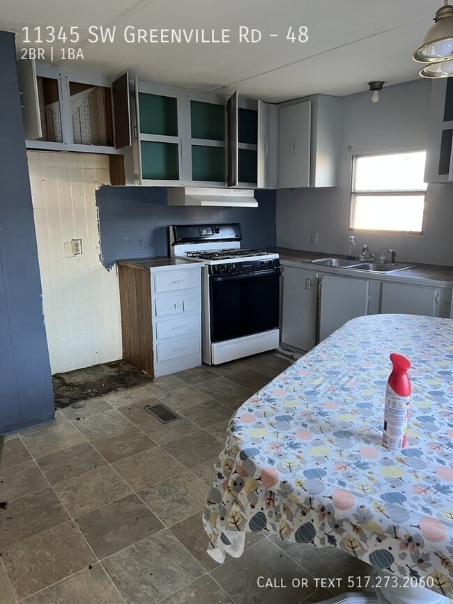 Building Photo - 2 bed 1 bath Mobile Home *Handy Man Special*