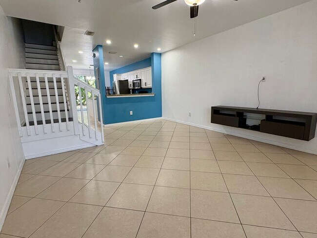 Foto del edificio - Cozy 3/2.5 Townhome in Convenient Location