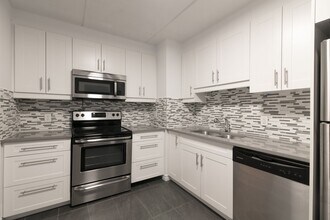 Building Photo - 4800 Maisonneuve Blvd W