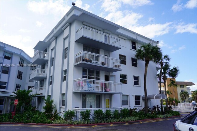 Building Photo - 1913 S Ocean Dr